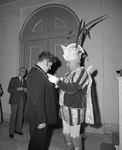 880911 Afbeelding van Prins Carnaval Martijn van Leemput, die burgemeester H.J.L. Vonhoff een onderscheiding opspeldt ...